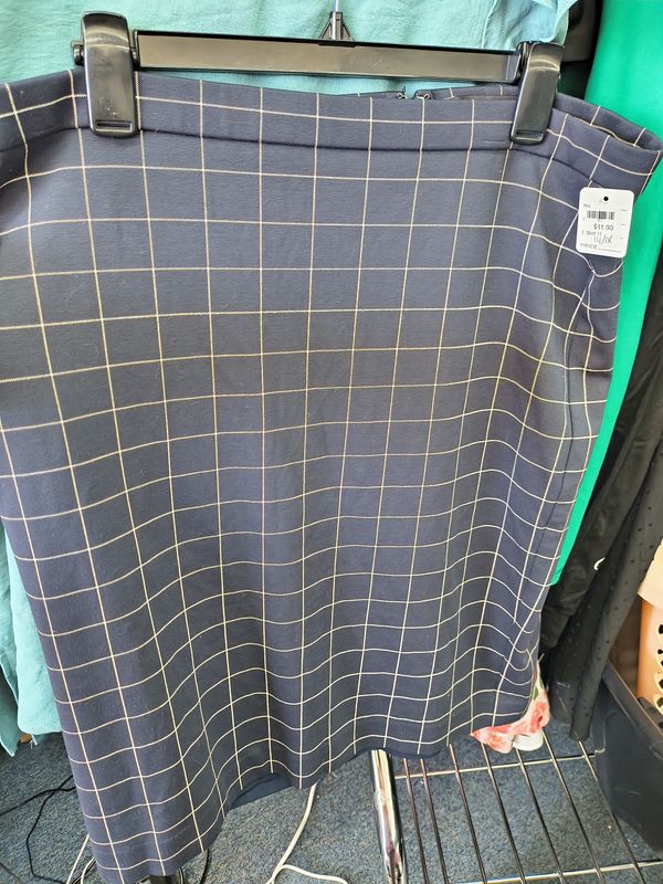 Size 14 Ann Taylor navy knit pencil skirt with check pattern 1x