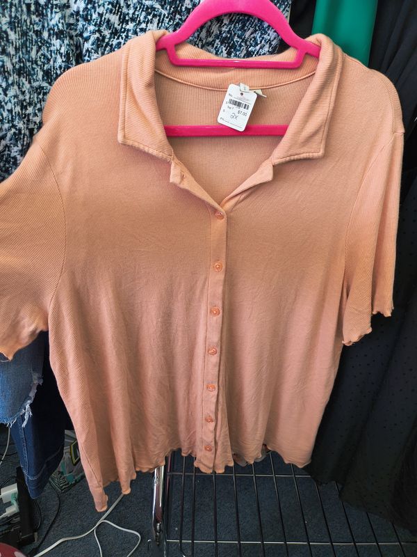 2x Cato ribbed peach button front soft top 18/20