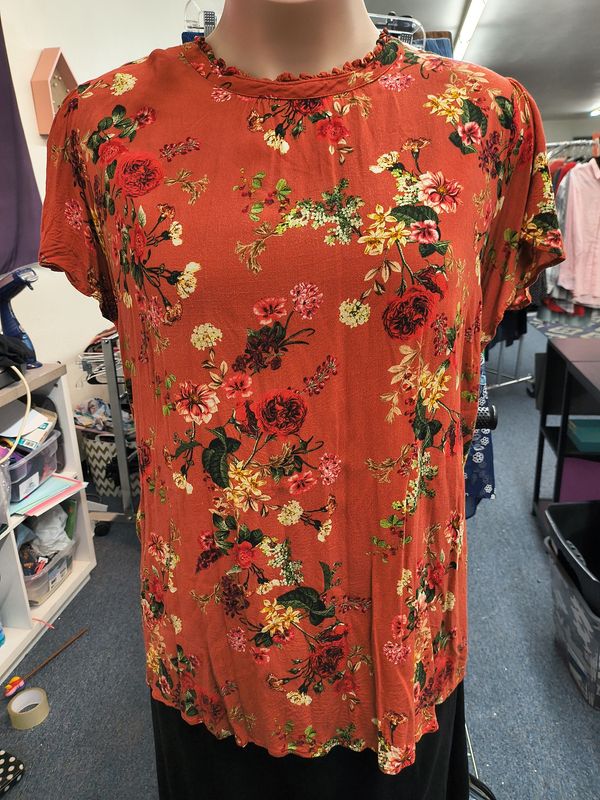 5x Torrid orange floral ruffle sleeve dressy top