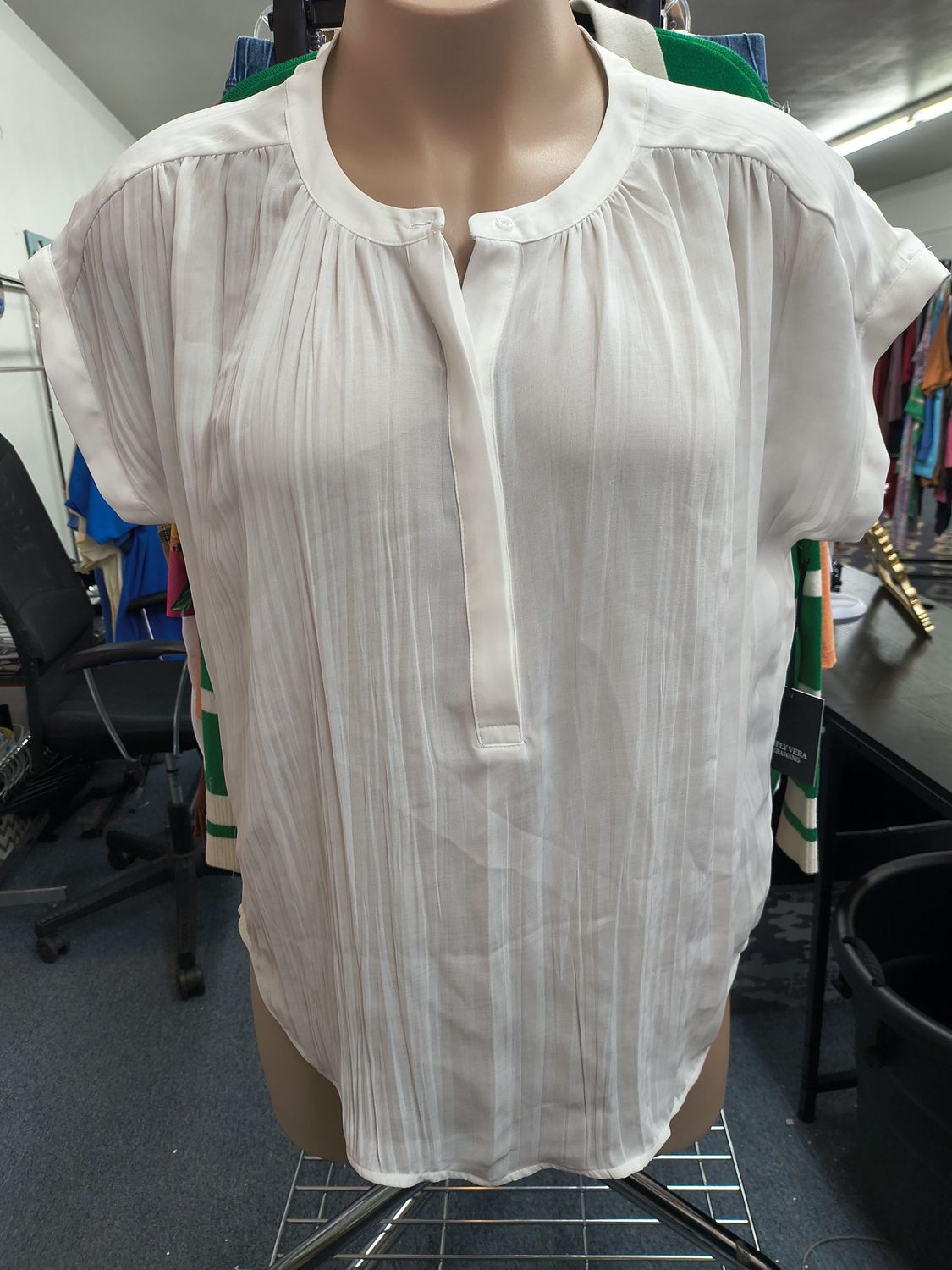 XL Simply Vera Wang NWT off white button front crepe top