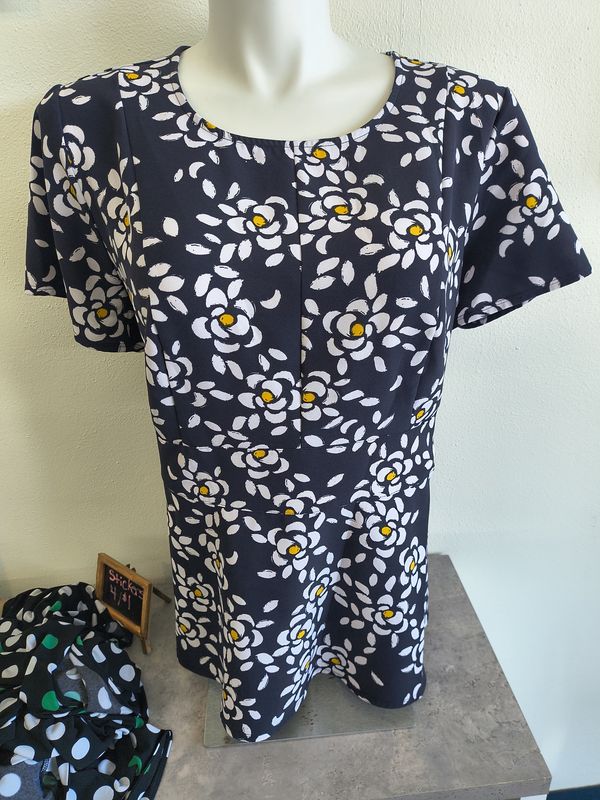 Size 22 Lane Bryant navy yellow white floral peplum dressy top 3x