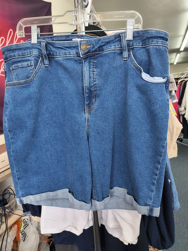 Size 20W Ava &amp; Viv cuffed bermuda shorts