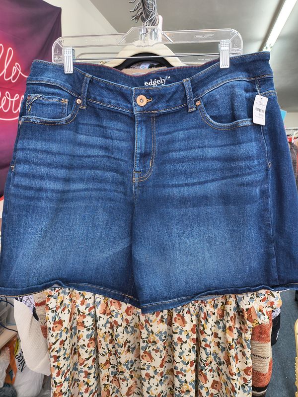 Size 18W Maurices Edgely stretch denim jean shorts