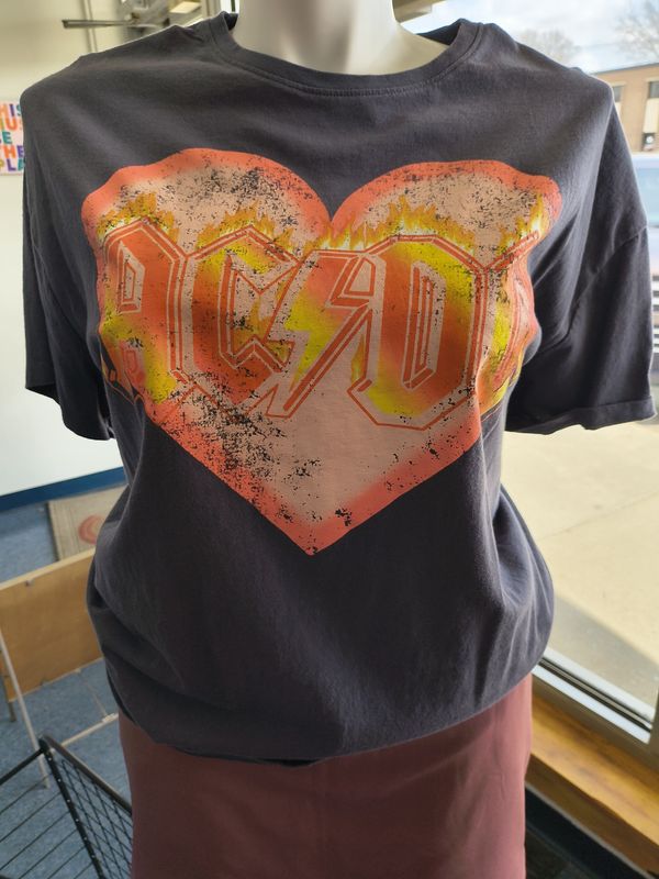 Size XXL AC/DC gray heart graphic tee