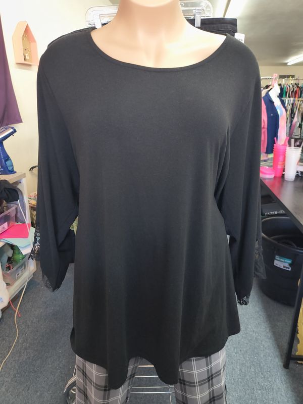 6x Torrid black tunic top with lace on sleeves dressy