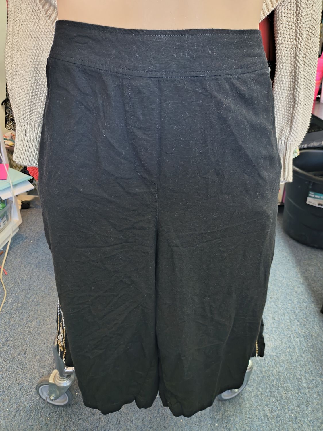26/4x Lane Bryant black wide leg linen capri pants with floral stitching