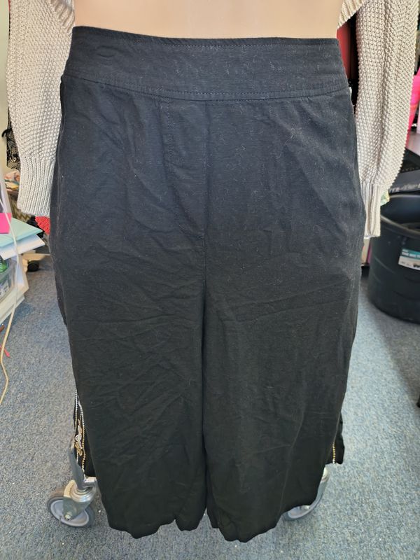 26/4x Lane Bryant black wide leg linen capri pants with floral stitching