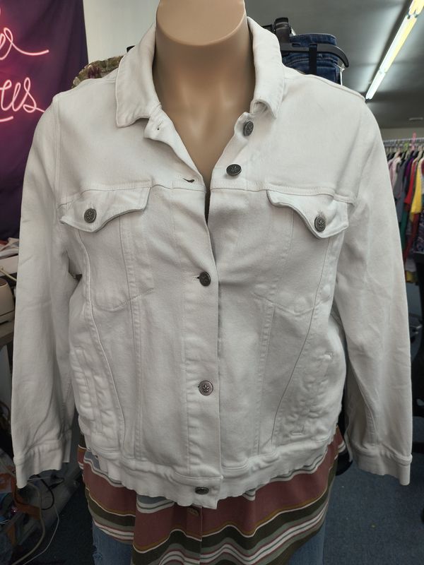 Size 3x Lily &amp; Lottie white stretchy denim jacket