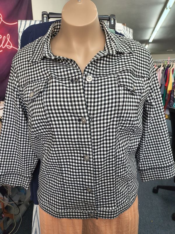 Size 3x Black and white plaid very stretchy jacket button front