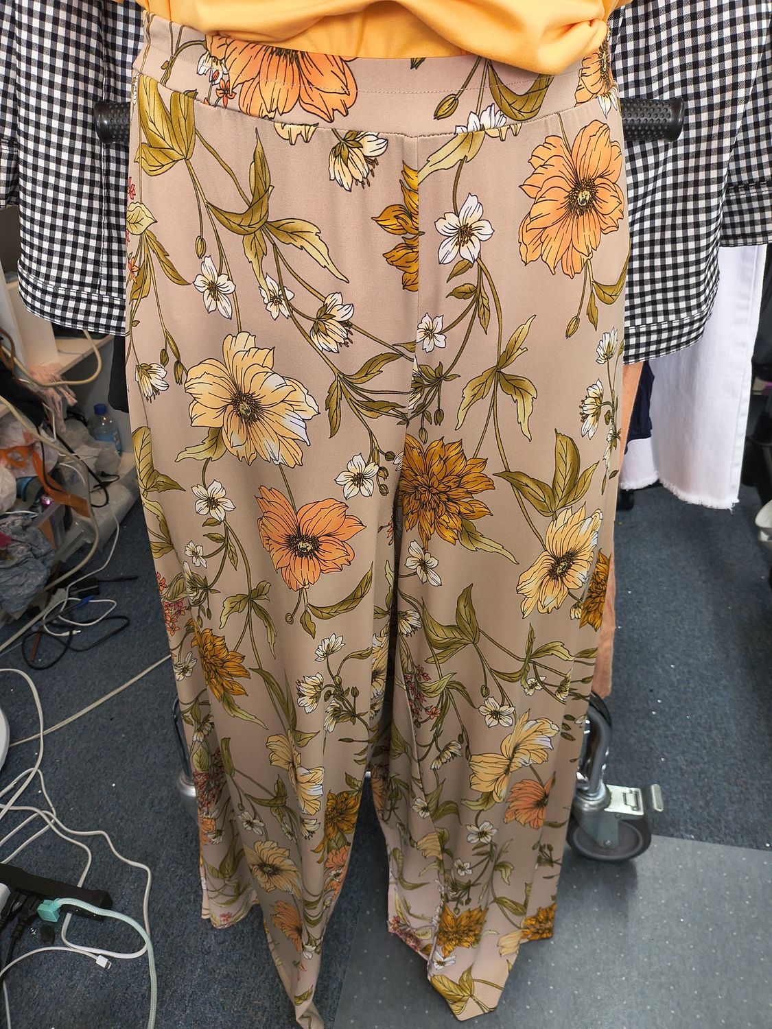 Size 2x/3x Susan Graver tan floral print wide leg pull on pants