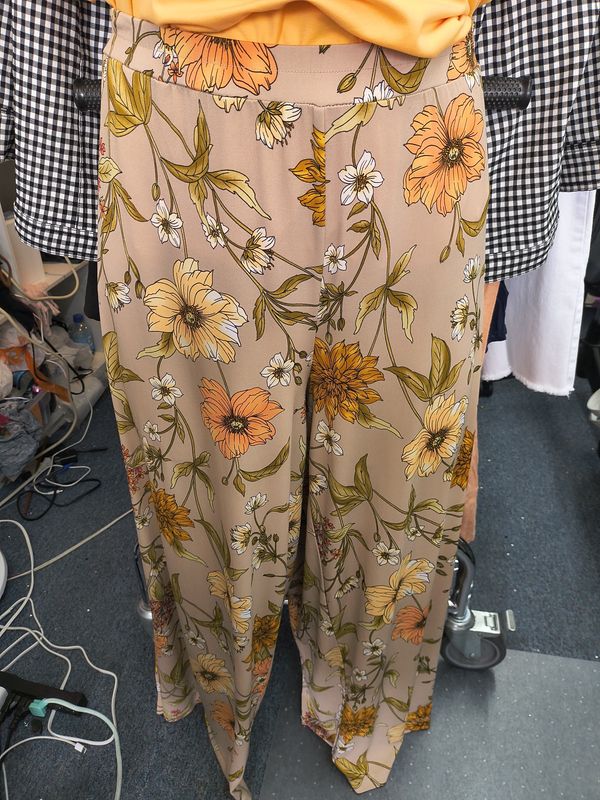 Size 2x/3x Susan Graver tan floral print wide leg pull on pants