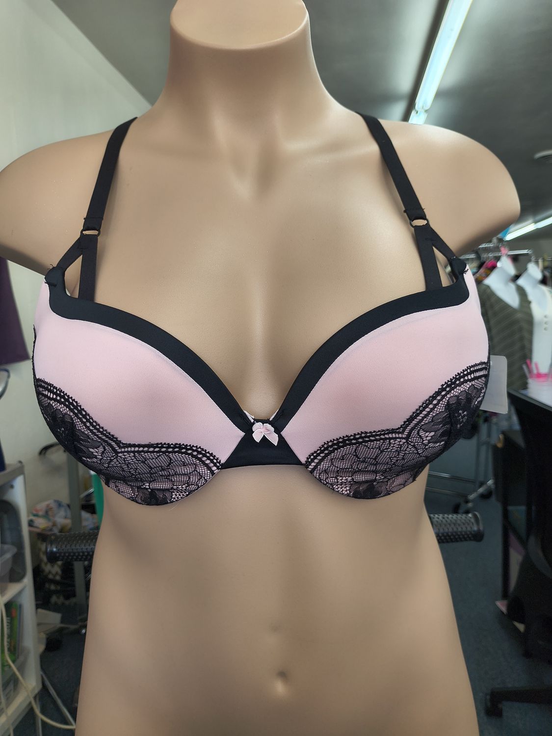 40C Maidenform pink and black lace plunge bra