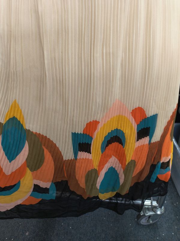 2x Forever 21 pleated pattern skirt no stretch