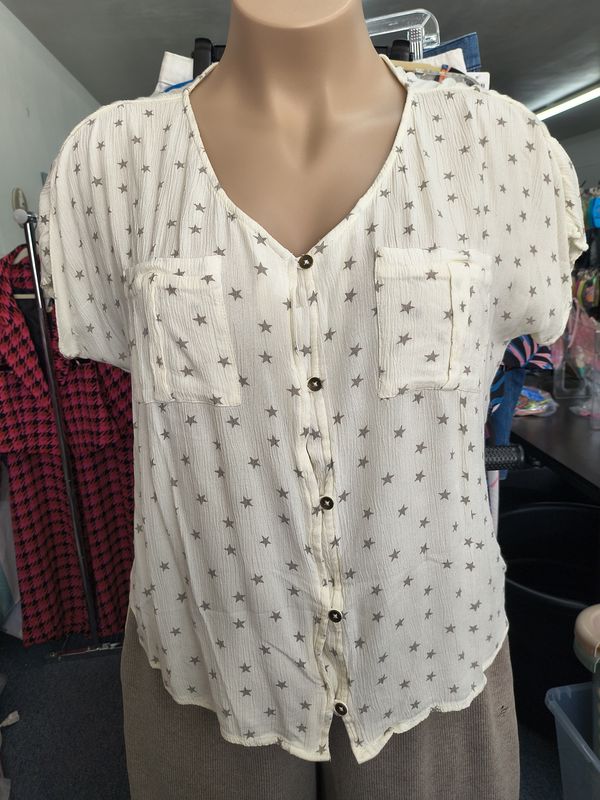 Size XL Maurices star print gauze button front shirt
