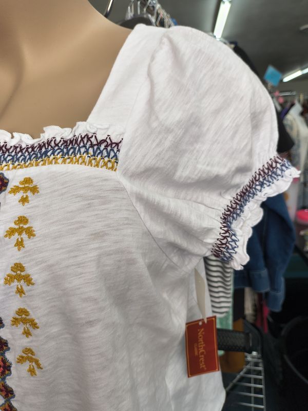 XL Northcrest Classic NWT embroidered crop top