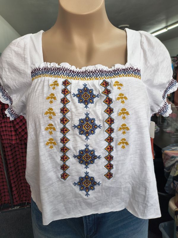 XL Northcrest Classic NWT embroidered crop top