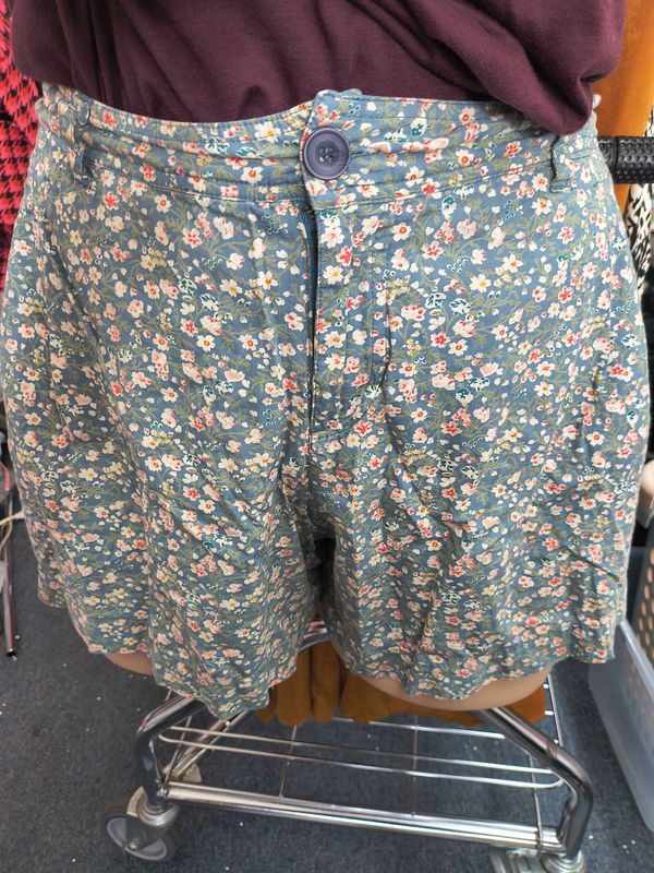 Size 22 Pure Energy floral pleated shorts no stretch