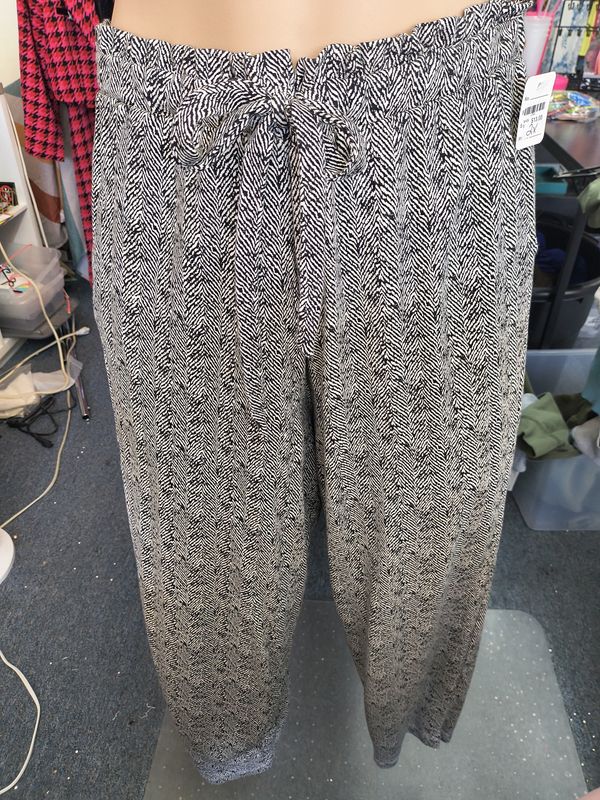 2x Torrid knit pull on patterned pants size 18/20