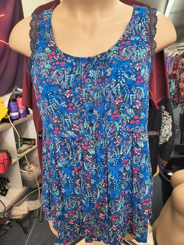 XXL Lauren Conrad floral empire waist top with lace trim