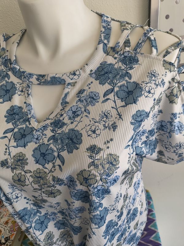 1x Cato ribbed floral criss cross shoulder cutout top