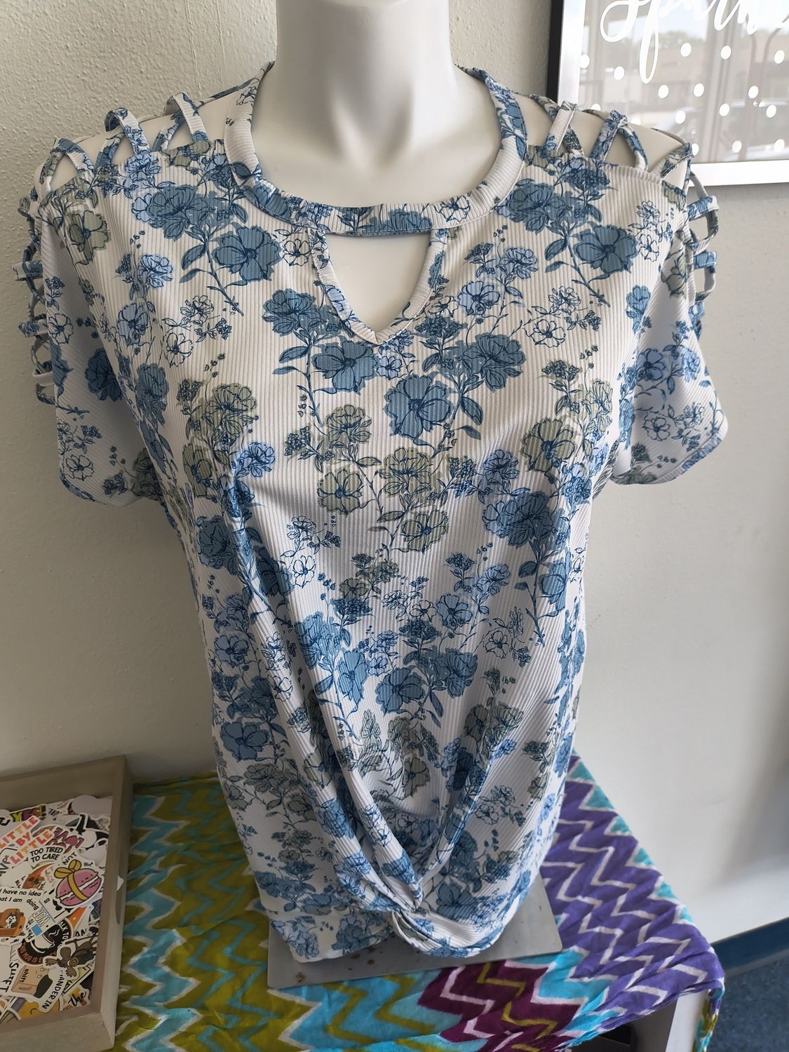 1x Cato ribbed floral criss cross shoulder cutout top