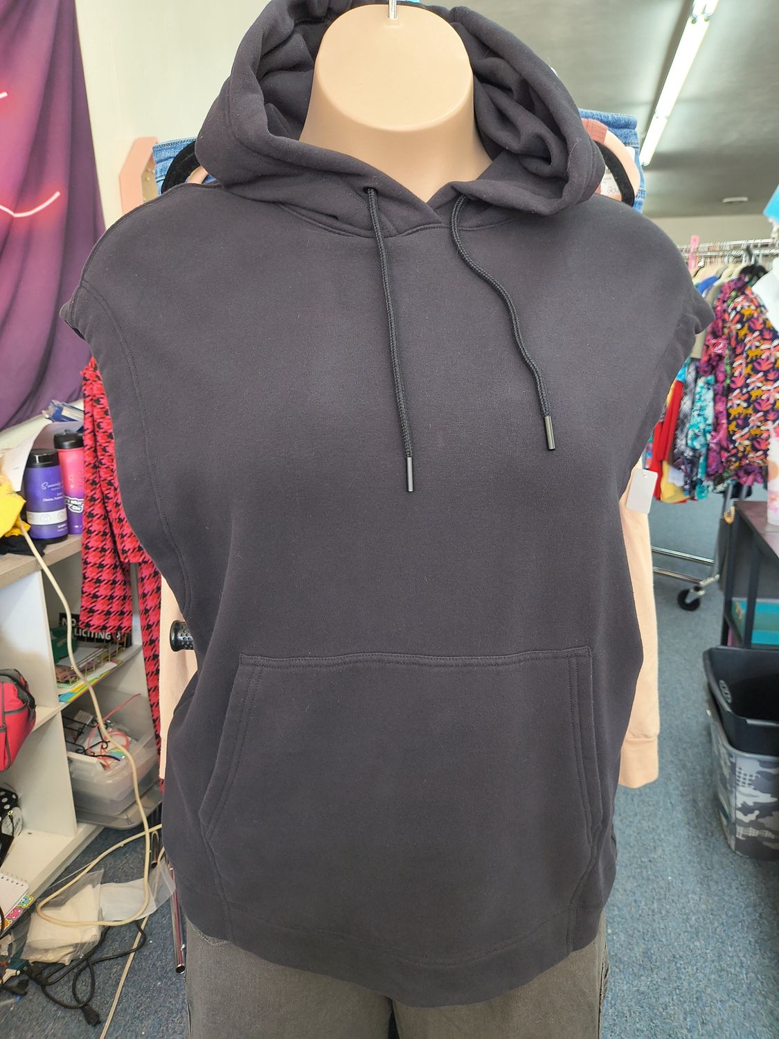 XL Athleta black soft muscle sleeveless hoodie runs big