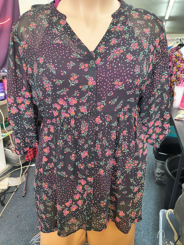 3x Torrid floral polka dot hi-lo top button front