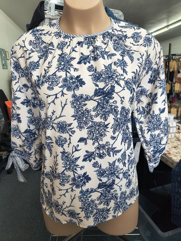 2x Haptics floral blue top with ties on sleeves