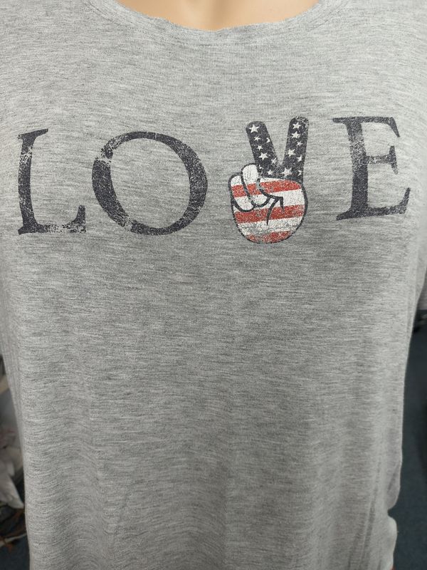 XXL Maurices gray "Love" graphic tee 4th of July