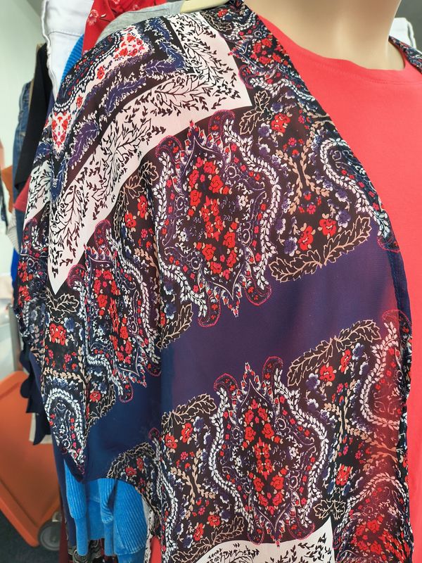 L/XL Maurices paisley floral kimono