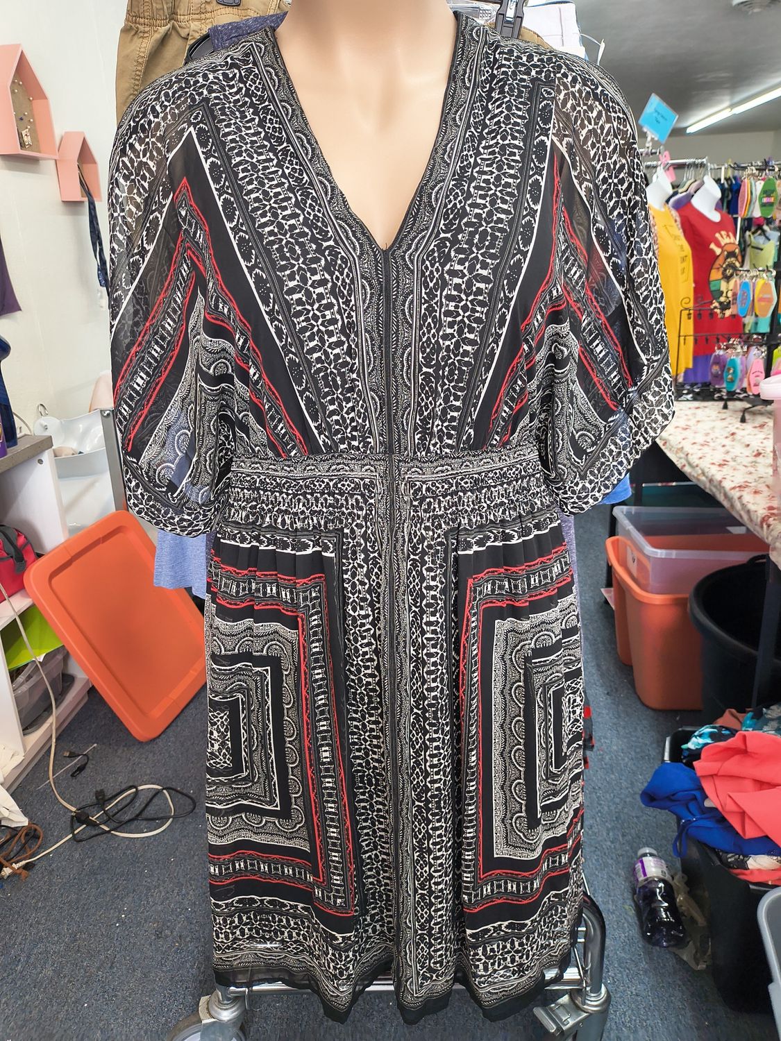 3x/24 B Smart black white and red knee length dress