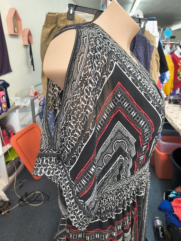 3x/24 B Smart black white and red knee length dress