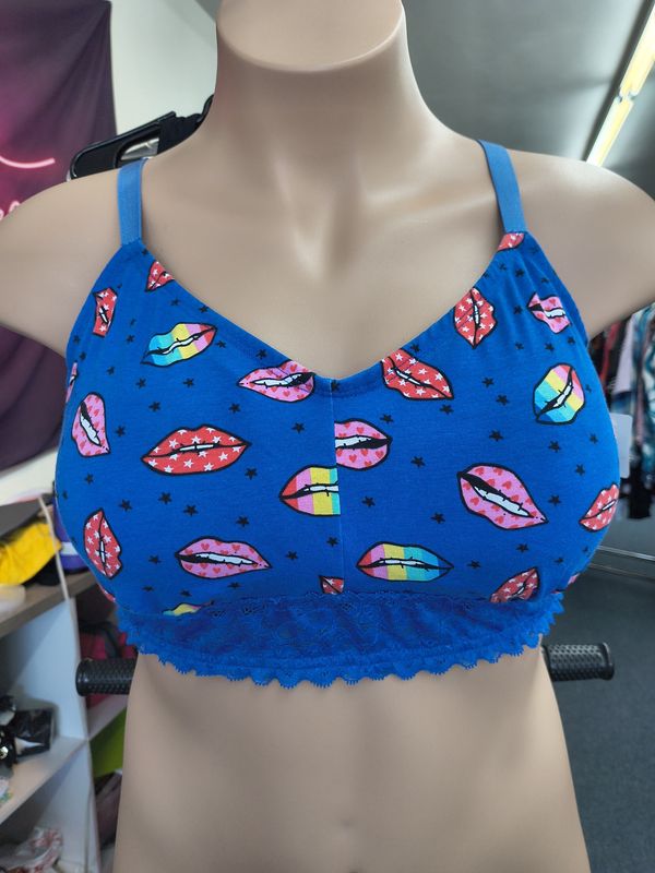 2x Torrid Curve lip  star print and lace bralette