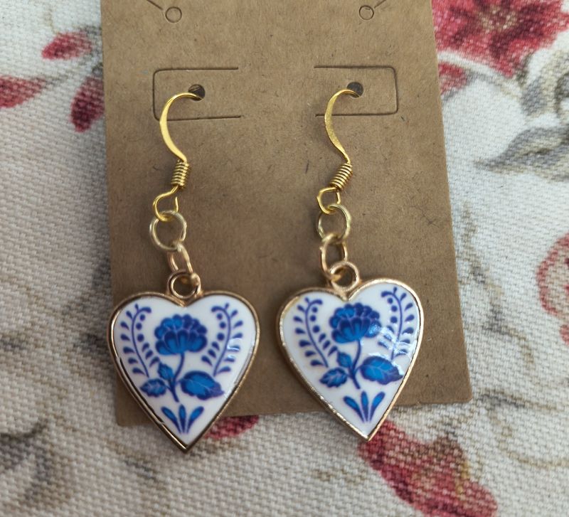 Doily blue and white floral gold metal earrings