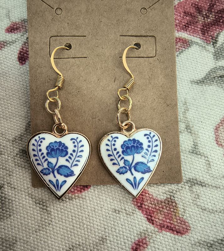 Doily blue and white floral gold metal earrings