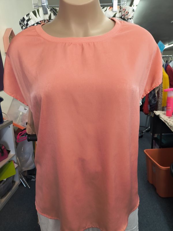 4x Maurices Edgely salmon shiny top