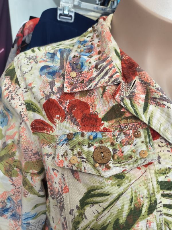 1x Coldwater Creek floral lightweight jacket with embellishments