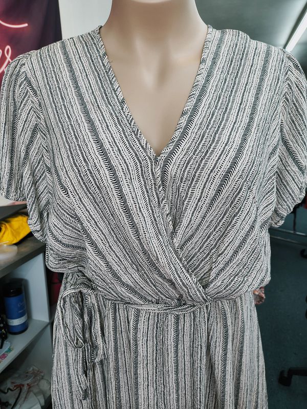 28 4x Bloomchic striped white and black dress with belt
