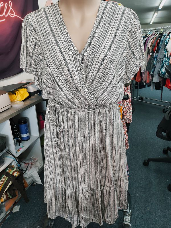 28 4x Bloomchic striped white and black dress with belt