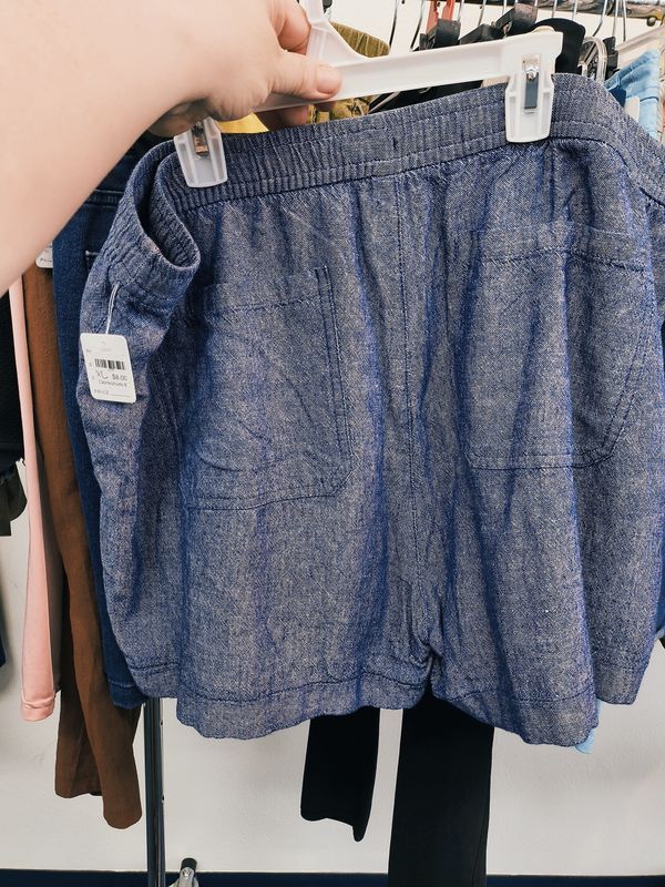 XL Old Navy high rise blue pull on chambray shorts