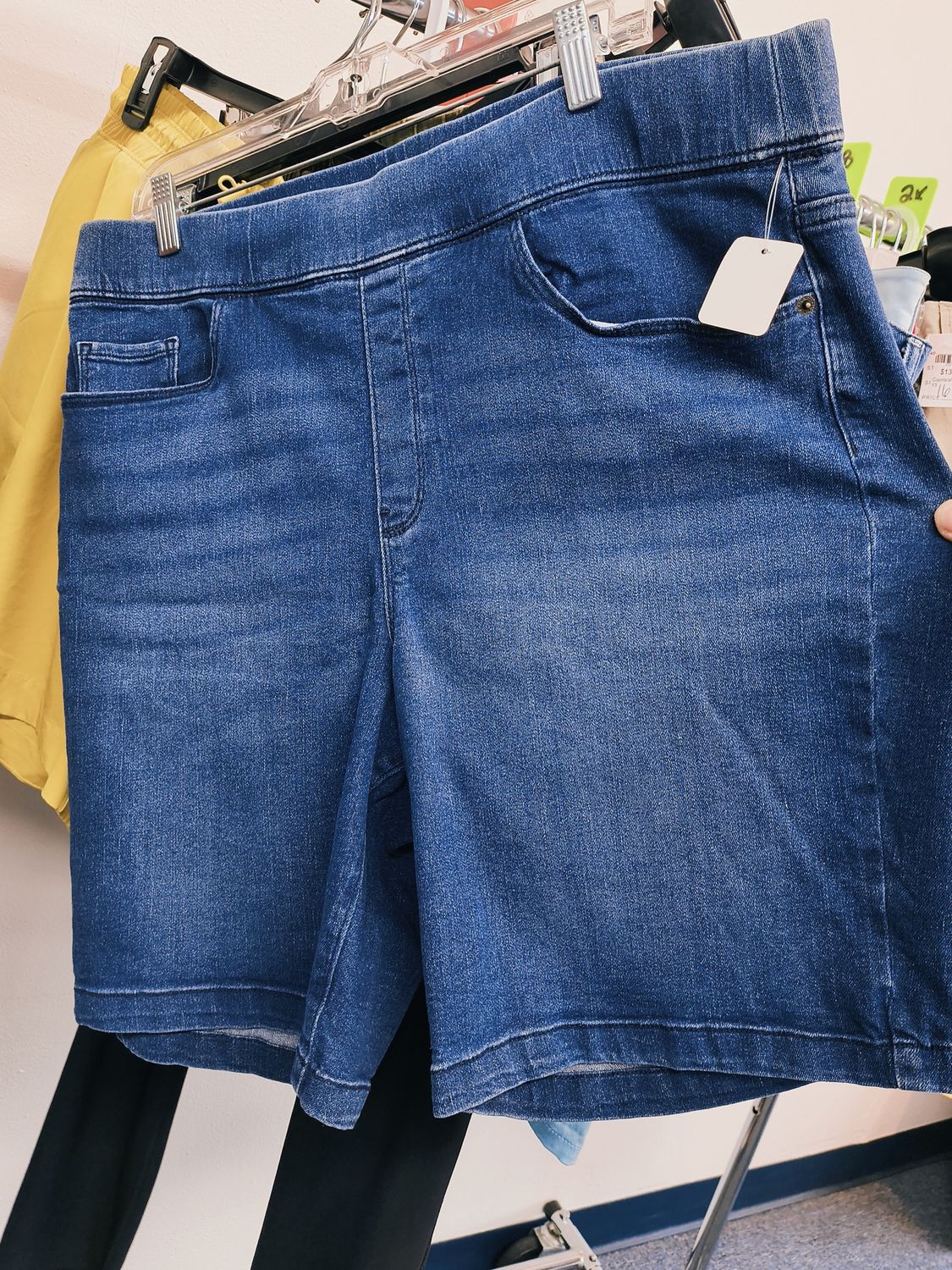 XL DKNY pull on denim bermuda shorts