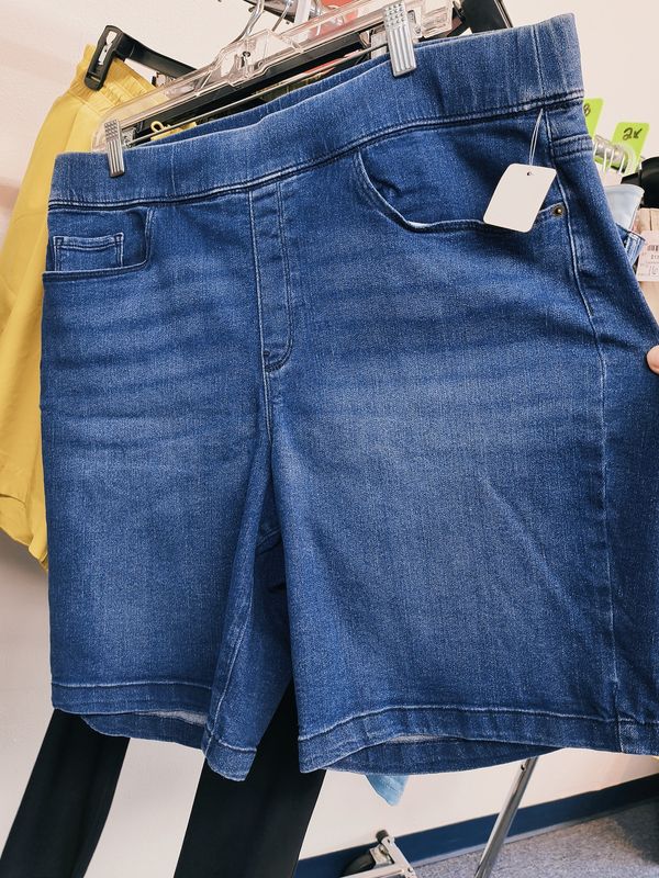 XL DKNY pull on denim bermuda shorts