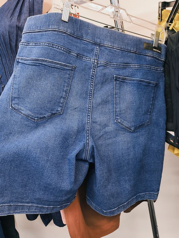 XL DKNY pull on denim bermuda shorts