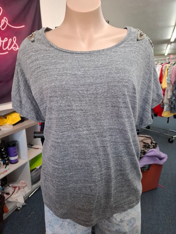 4x 26/28 Lane Bryant gray t-shirt with jewel shoulders