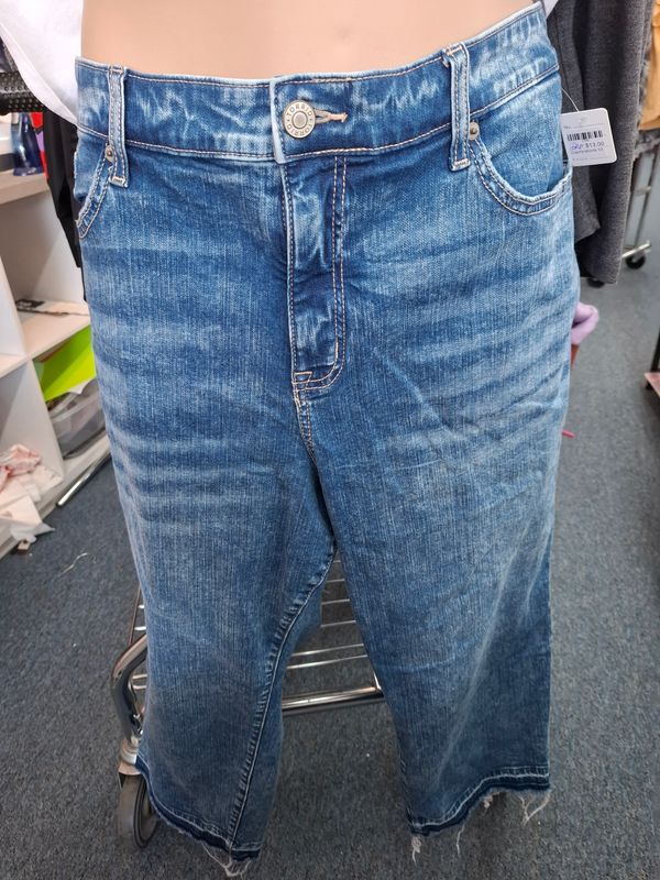26 Torrid perfect boyfriend ankle crop jeans capri