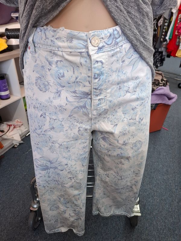 26 Diane Gilman blue and white floral capri jeans pants