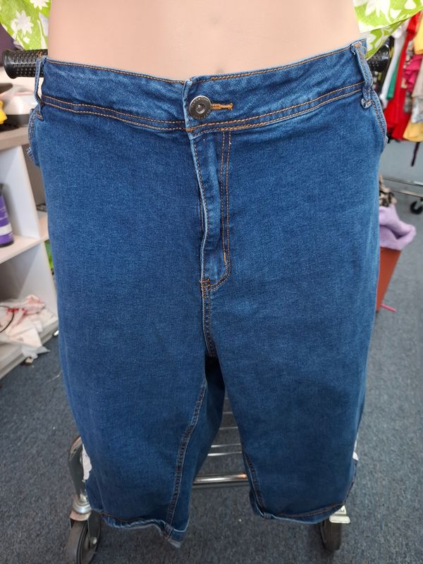 28 4x Bloomchic denim capri jeans with crochet