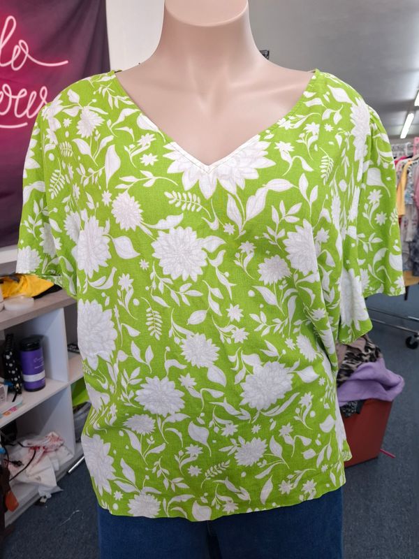 4x Ava &amp; Viv green and white floral flutter sleeve top