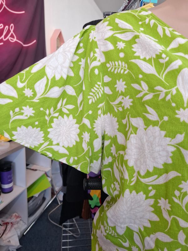 4x Ava &amp; Viv green and white floral flutter sleeve top