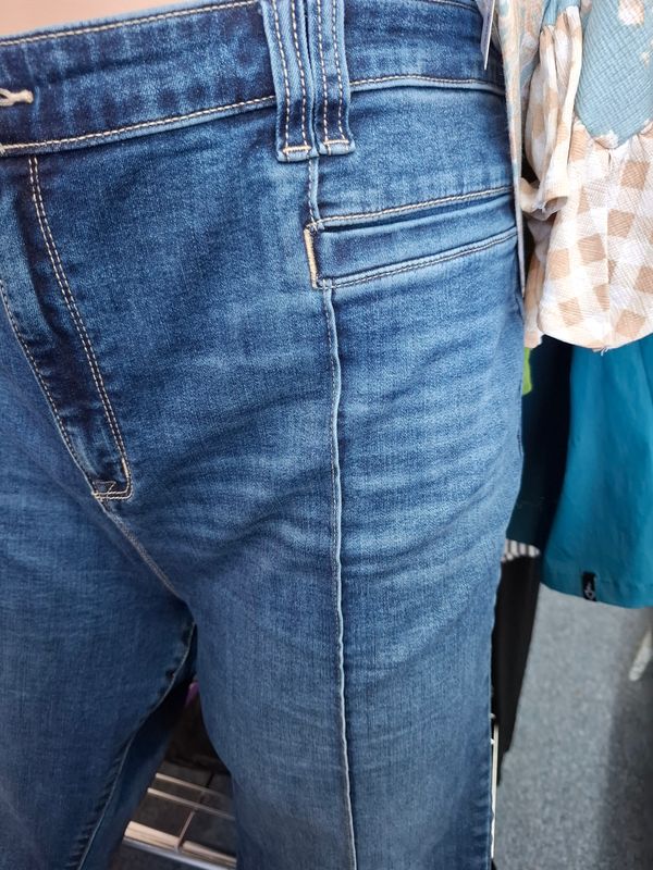 Size 24 Torrid capri jeans denim stretchy